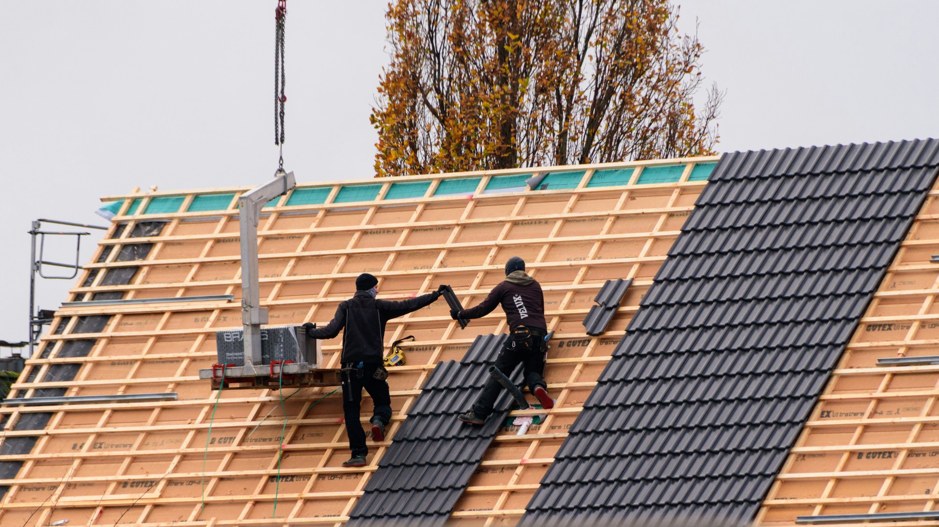 Couvreurs travaillant sur une toiture à Pluneret